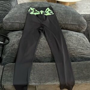 Beach riot - black leggings with green speckled bow